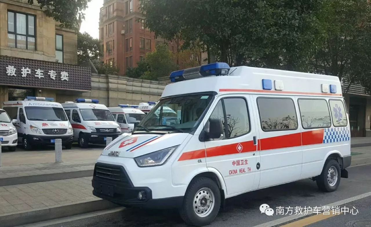 江铃特顺长轴高顶转运型柴油救护车