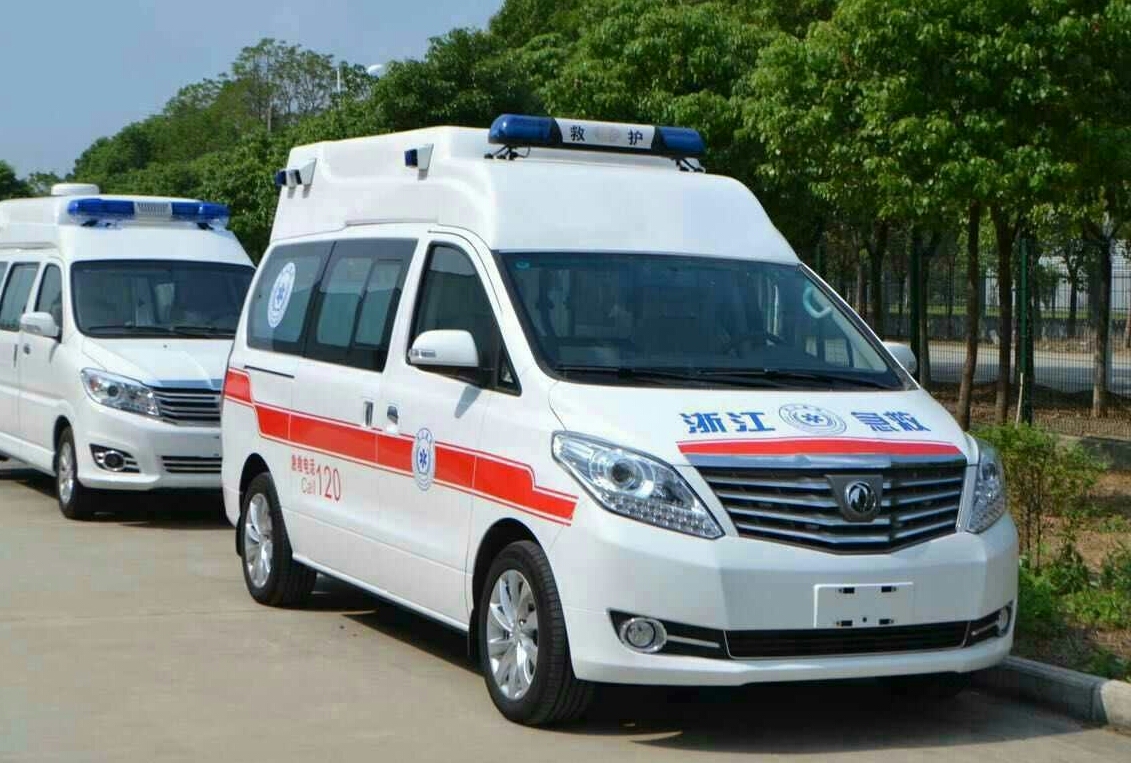 东风风行CM7高顶监护型救护车