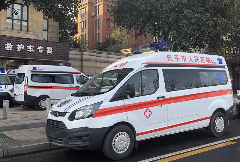 福特新全顺V362中轴中顶8座商务型救护车