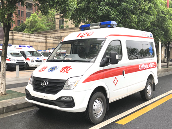 上汽大通Ⅴ80短轴中顶柴油监护型救护车